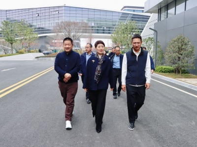 海宁市政协主席杨琳琳一行莅临Ky开元集团科技参观交流